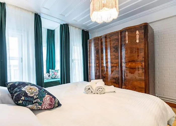 Historical 4-Br Home Steps From Besiktas Stadium & Bosphorus Views - Prime Nisantasi Location!