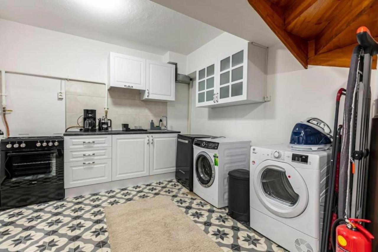 Historical 4-br Steps From Besiktas Stadium & Bosphorus Views - Prime Nisantasi Location! דירה