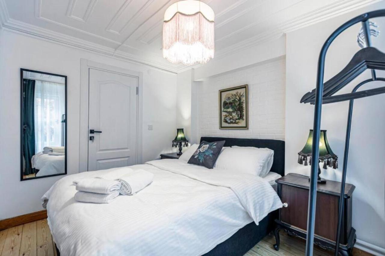 Historical 4-br Steps From Besiktas Stadium & Bosphorus Views - Prime Nisantasi Location! דירה