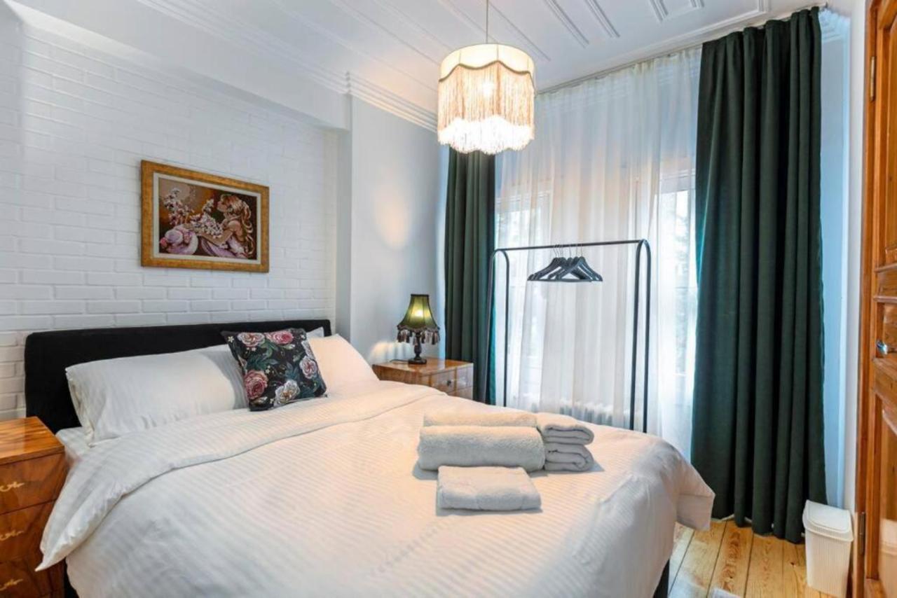 Historical 4-br Steps From Besiktas Stadium & Bosphorus Views - Prime Nisantasi Location! איסטמבול