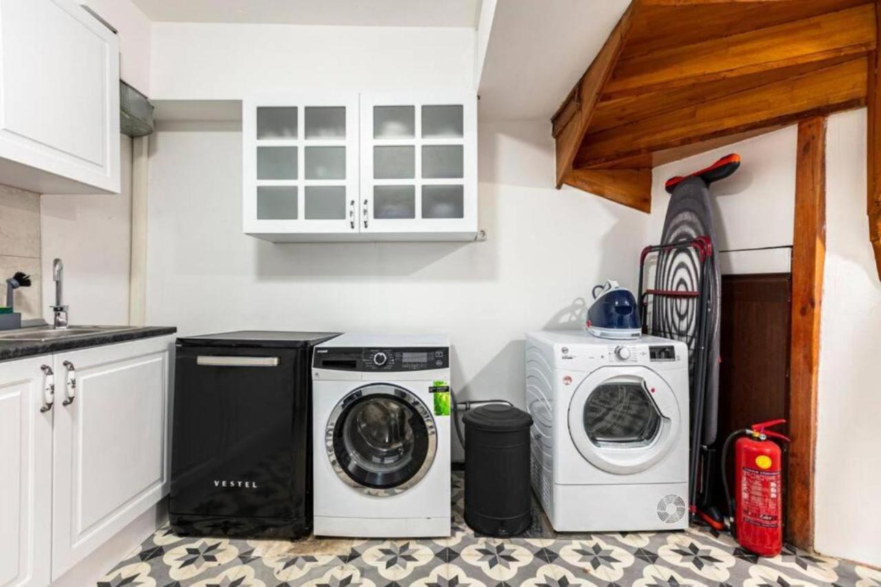 דירה Historical 4-br Steps From Besiktas Stadium & Bosphorus Views - Prime Nisantasi Location! *