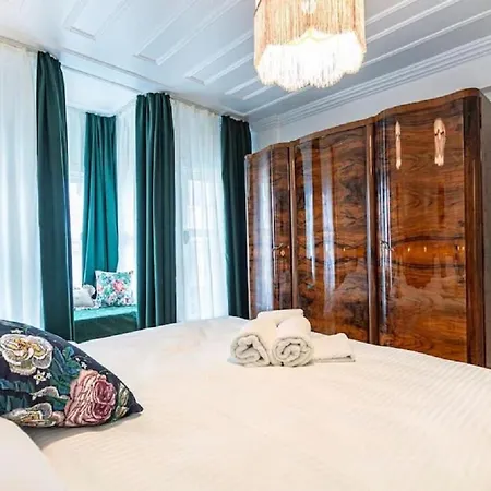 Historical 4-Br Home Steps From Besiktas Stadium & Bosphorus Views - Prime Nisantasi Location! Istanbul Exterior foto