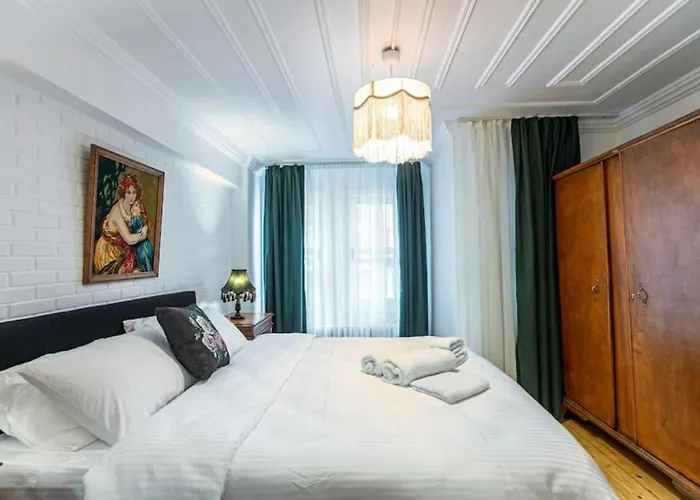 Historical 4-Br Home Steps From Besiktas Stadium & Bosphorus Views - Prime Nisantasi Location!