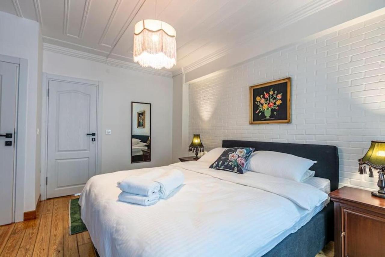 Apartament Historical 4-br Steps From Besiktas Stadium & Bosphorus Views - Prime Nisantasi Location! *