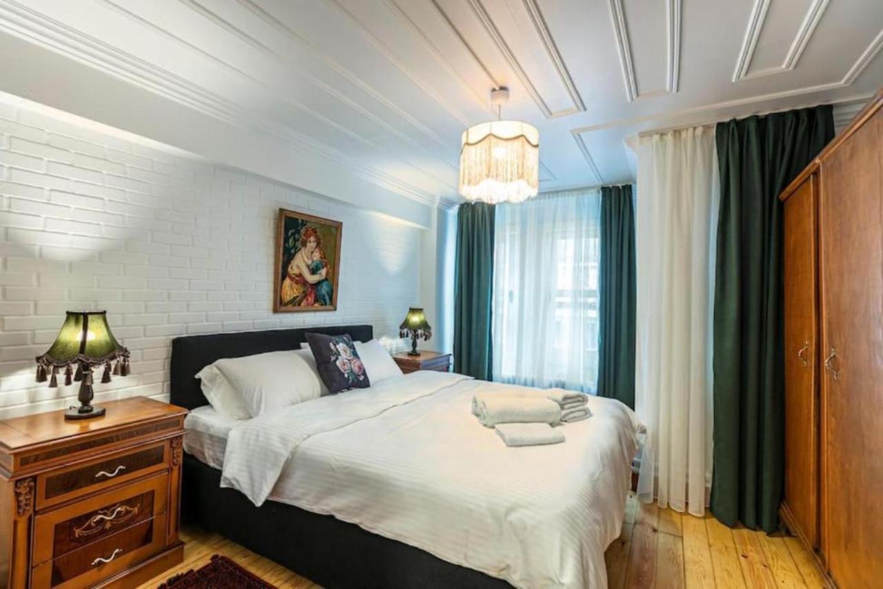 Historical 4-br Steps From Besiktas Stadium & Bosphorus Views - Prime Nisantasi Location! Apartament