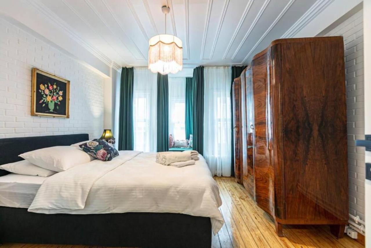 Historical 4-br Steps From Besiktas Stadium & Bosphorus Views - Prime Nisantasi Location! Apartament