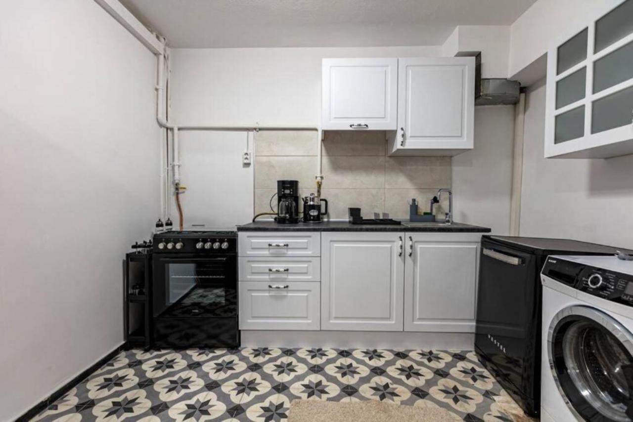 Historical 4-br Steps From Besiktas Stadium & Bosphorus Views - Prime Nisantasi Location! Apartament *