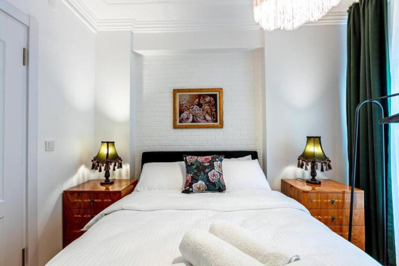Historical 4-br Steps From Besiktas Stadium & Bosphorus Views - Prime Nisantasi Location! Apartament Istanbul