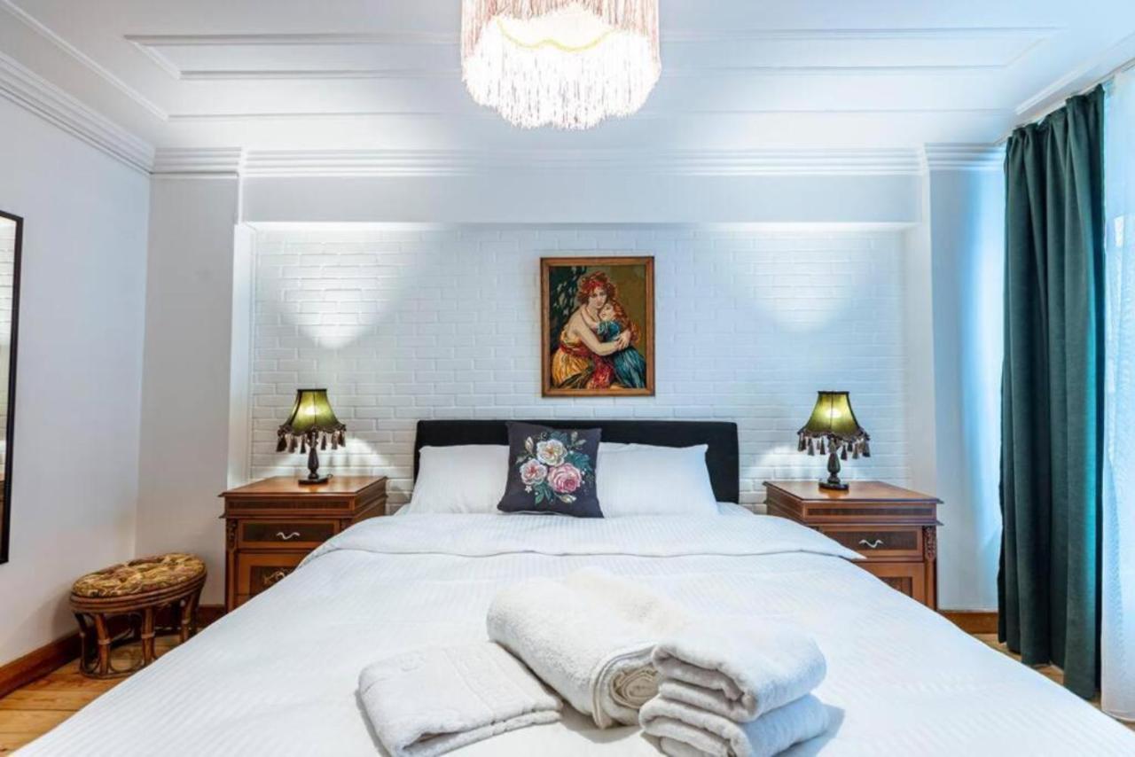 Historical 4-br Steps From Besiktas Stadium & Bosphorus Views - Prime Nisantasi Location! Apartament