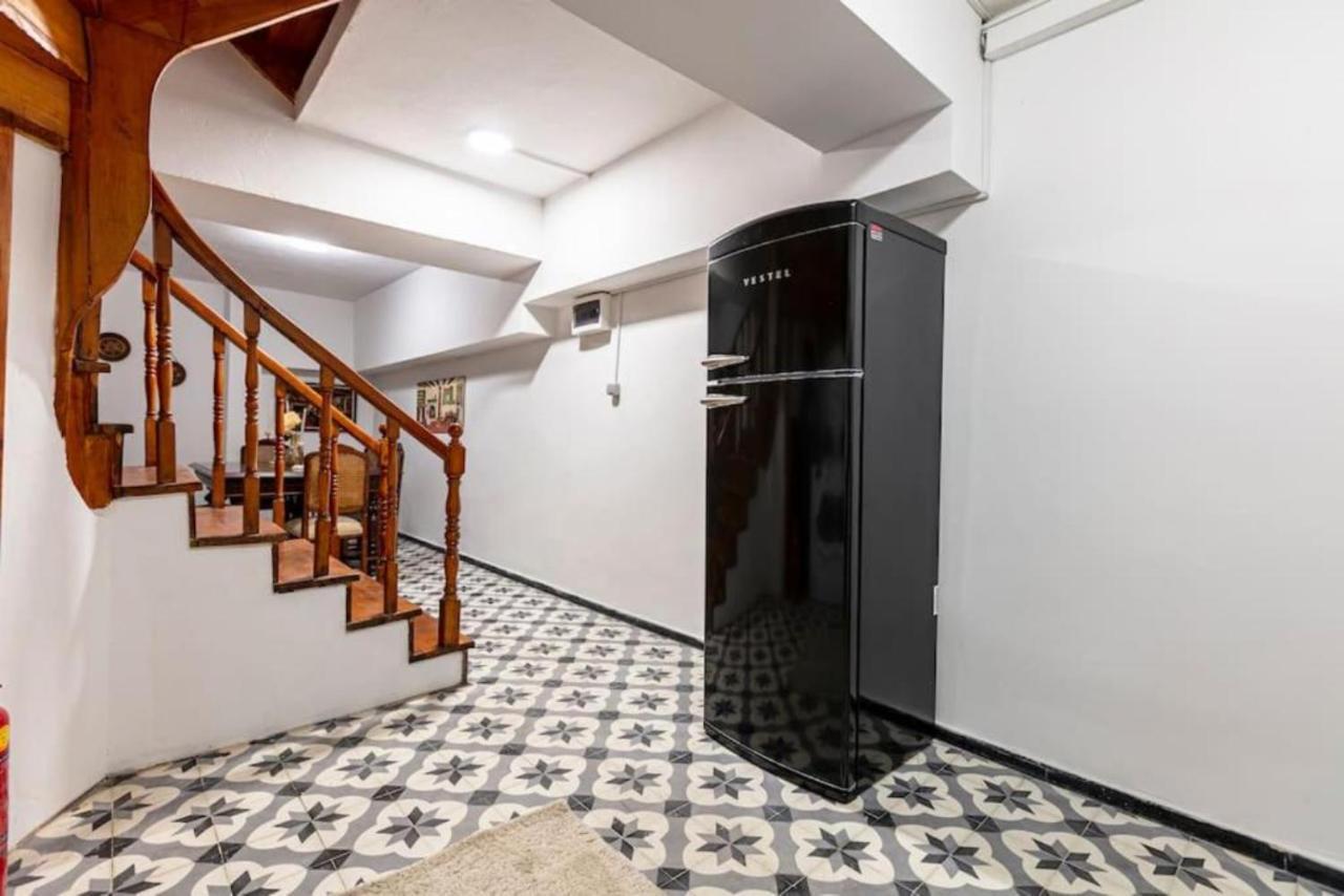 Apartament Historical 4-br Steps From Besiktas Stadium & Bosphorus Views - Prime Nisantasi Location! Istanbul