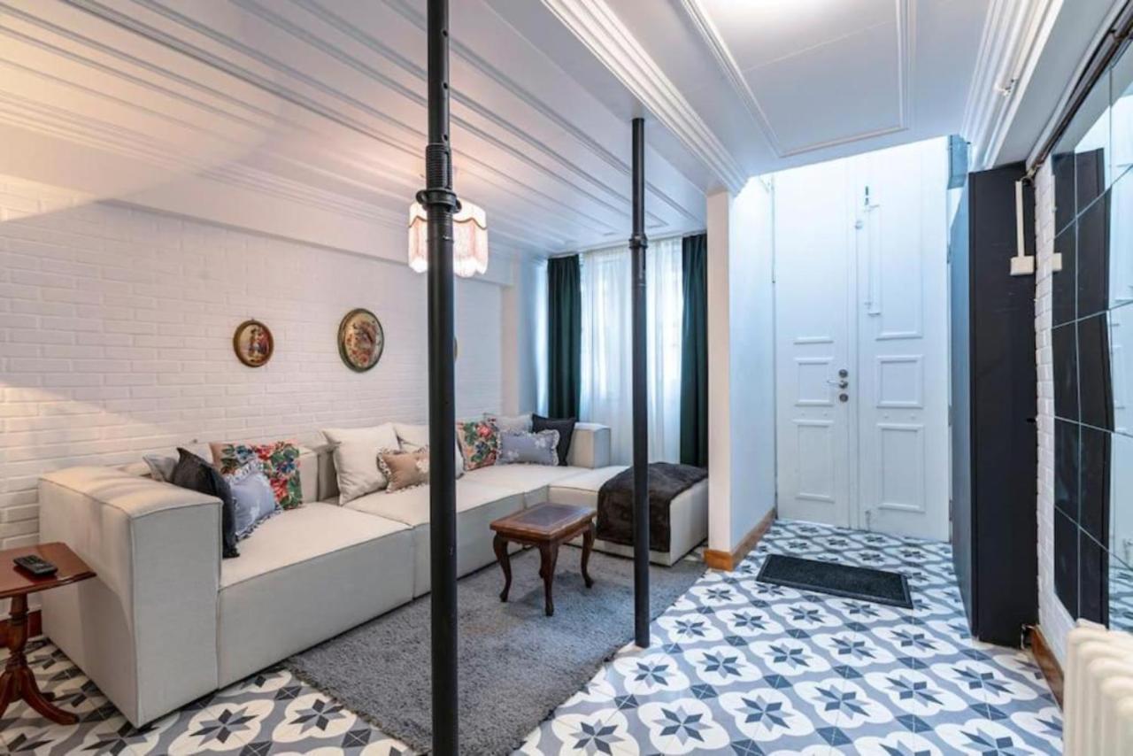 Historical 4-br Steps From Besiktas Stadium & Bosphorus Views - Prime Nisantasi Location! Apartament *